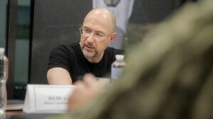 Шмигаль: Уряд посилить захист військових, які повідомляють про корупцію