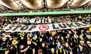 Білоруські фанати підтримали Україну банерами проти путіна та лукашенка на матчі збірної