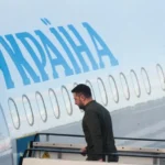Зеленський на чолі української делегації прибув до Парижа