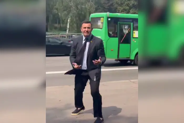 Ексбоєць «Азова» закидав помідорами нардепа Тищенка (відео)
